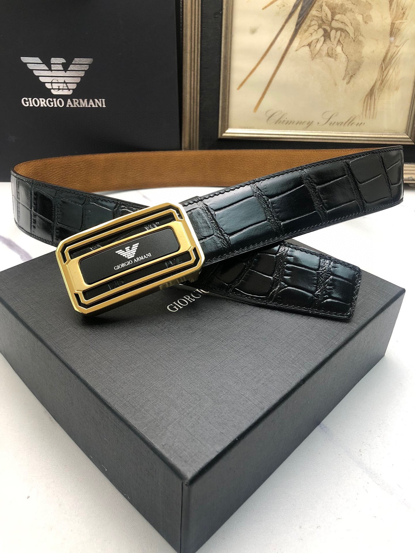 💰阿曼妮：原單頭層牛皮鰐魚花紋，內襯頭層鹿皮底，營造織紋外觀。飾以標誌原單扣。專櫃寬度4.0