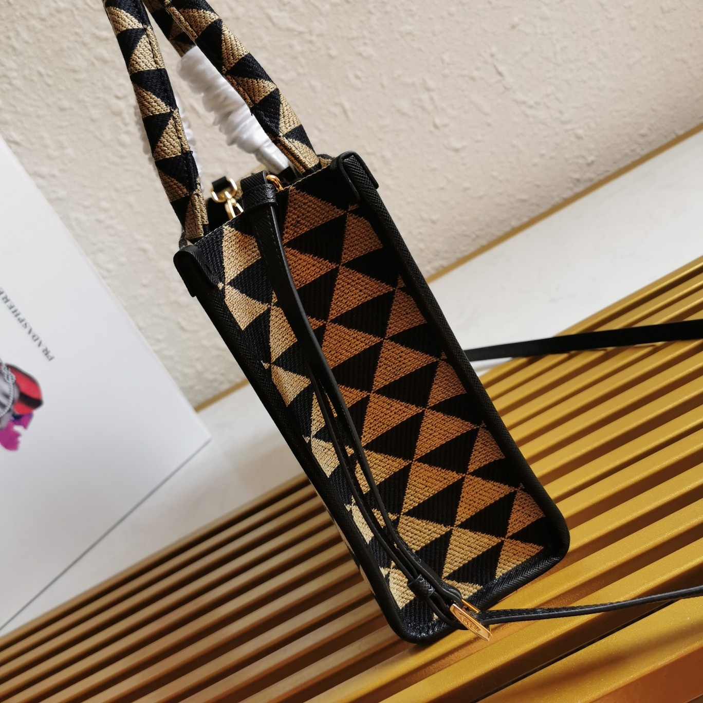 【 原單】👏刺繡織物托特包👏1BA354中號👏👏有長肩帶👌這款刺繡托特包採用進口Saffiano皮革和獨特刺繡面料👍中號為織物刺繡提手設計，110釐米可拆卸可調式Saffiano皮革長肩帶💕太美了😘可仙可酷😎，什麼場合都適合。又是一款網紅/明星認可的爆款👏👏趕緊入手吧😘美美們😘
尺寸：長28x高22x底9cm