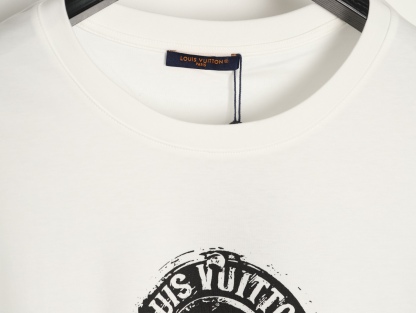 Louis Vuitton/路易威登 25ss 印章logo印花短袖
本款T恤以柔軟透氣的棉質針織裁出休閒廓形。胸前印章點綴多樣路易經典元素，涵蓋品牌創始年份，歌頌品牌的旅行與制箱傳承。

面料紗線支數為60支，屬於高支棉紗紗線細膩柔軟。單股結構使面料更輕盈透氣，雙面針織工藝，正反面紋理一致，面料結構緊密，彈性較好不易卷邊，觸感細膩適合貼身穿著。

TPU光油印花工藝，這是一種結合功能性材料與視覺效果的先進印花技術，尤其適用於提升面料的高端質感。印花用於增加光澤、立體感和特殊觸感，用於設計獨特