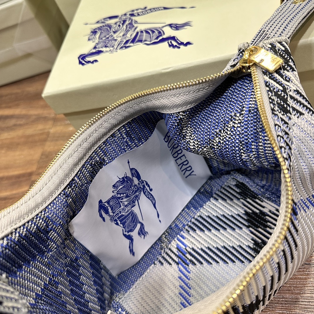 迷你鏈條版Peg手拿包全新mini
新增可拆卸金屬鏈條 實用性更強
尺寸16×10× 26cm.