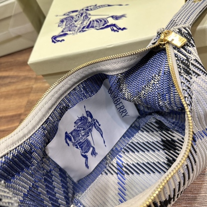 迷你鏈條版Peg手拿包全新mini
新增可拆卸金屬鏈條 實用性更強
尺寸16×10× 26cm.