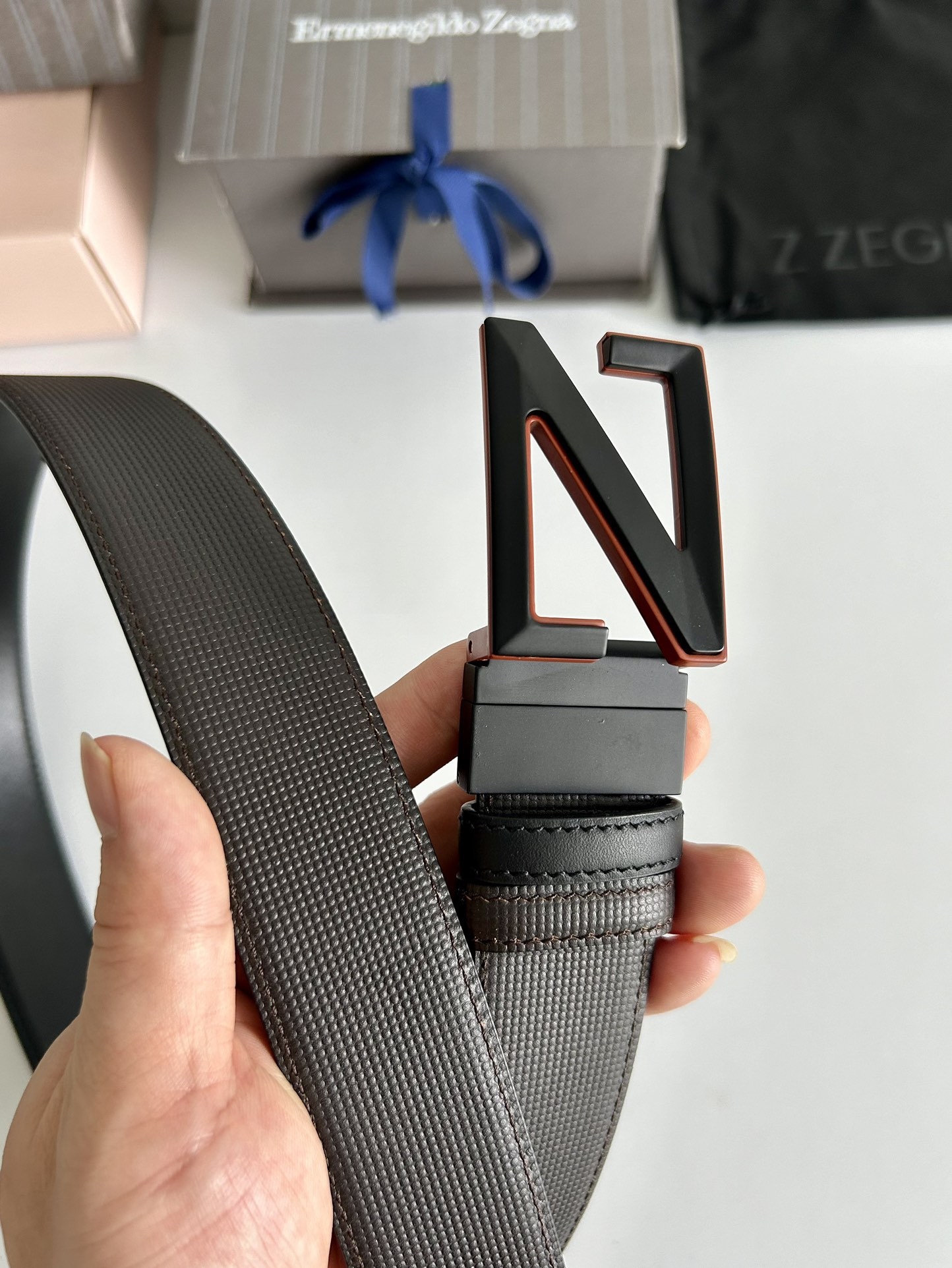 傑尼亞【Zegna】何謂當代男士 活動造型 系列，新款純銅旋轉針扣，雙面可用 隨心搭配，寬3.5cm，男士風尚的全新概念.