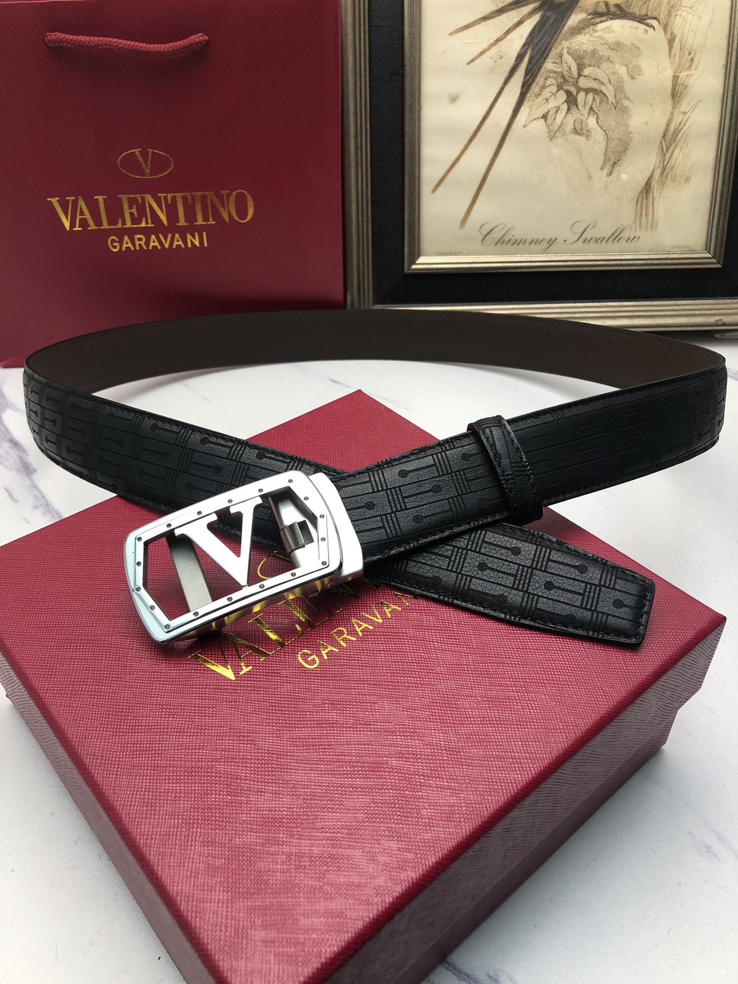 華倫天奴：原單頭層牛皮燙印花紋面，內襯頭層小牛皮底，搭配原單自動扣，可裁剪的自動帶，此款腰帶面雙採用意大利原定廠制進口牛皮帶身 ，對專版櫃足寬3.5