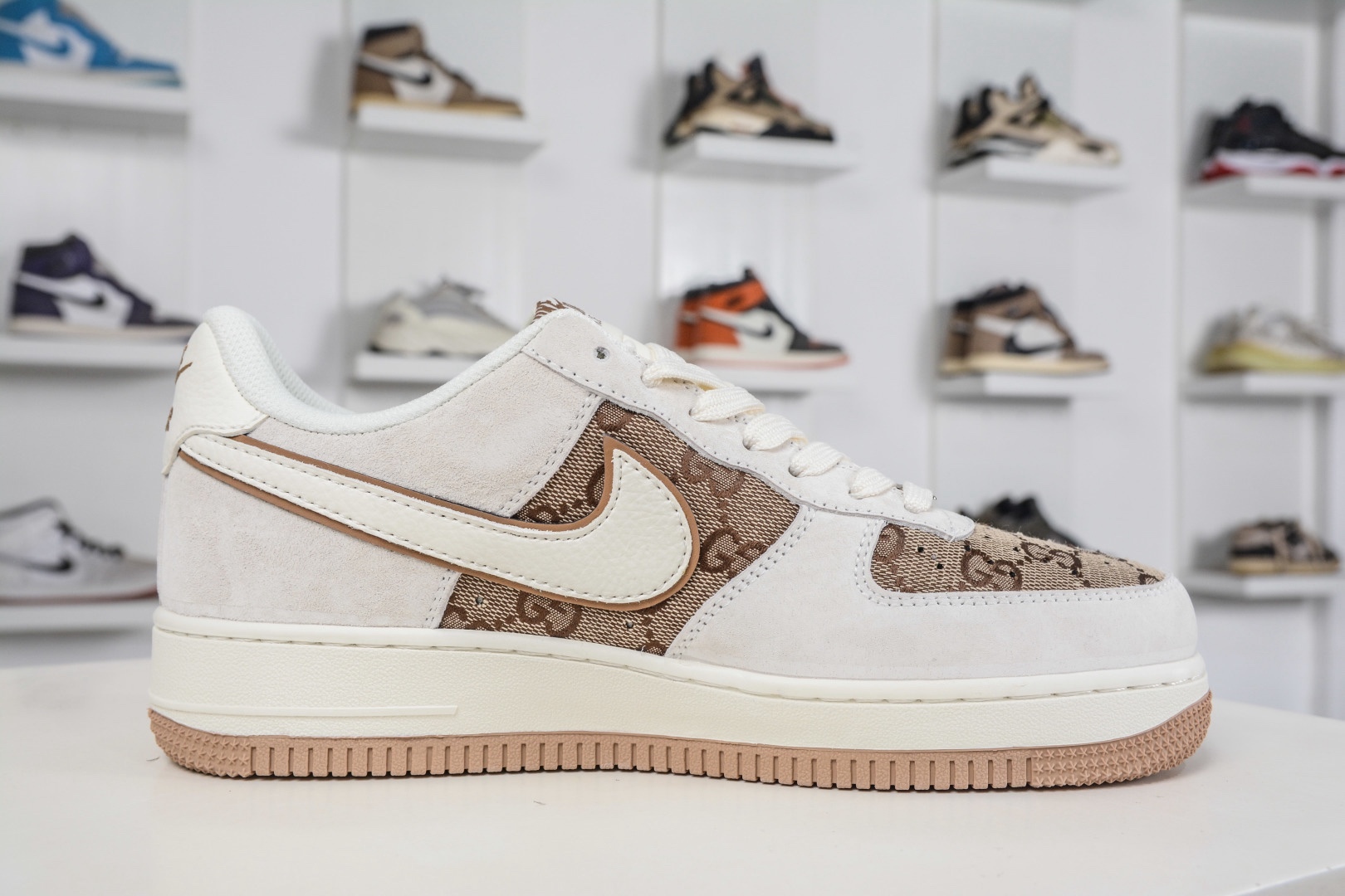 Gucci x NIke Air Force 1 古馳聯名-米黃 
貨號:MM3399 807
Size: 36 36.5 37.5 38 38.5 39 40 40.5 41 42 42.5 43 44 44.5 45