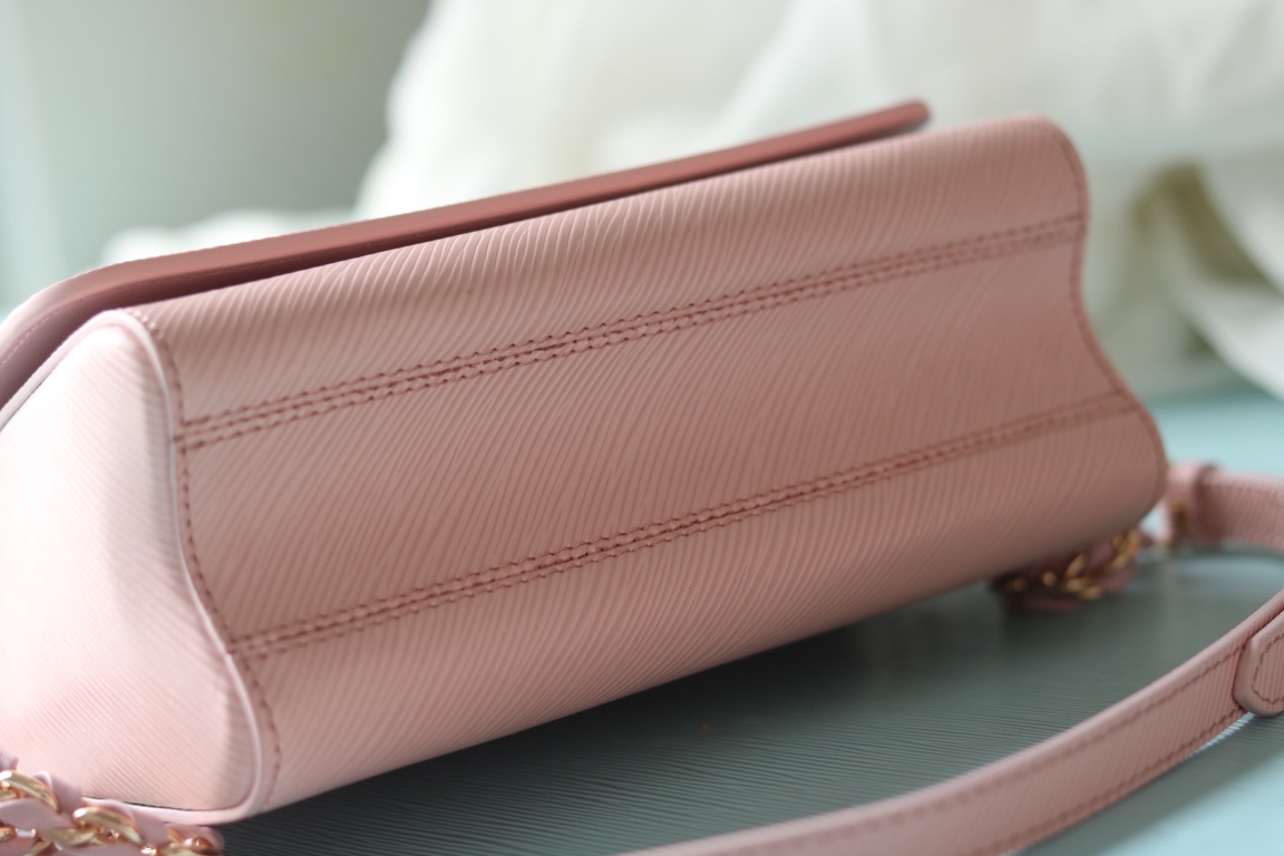 [玫瑰] 原版品質[玫瑰]歡迎貨比三家[玫瑰]款號：50396/23271/23267/23377[玫瑰][玫瑰][玫瑰]本款 Twist 中號手袋取材Epi粒面皮革。標誌性鎖扣點綴同色琺瑯，呈現絎縫效果，致意品牌硬箱內部圖案，並彰顯路易威登匠心工藝。可由日入夜背攜，釋放潮流格調。[玫瑰]
23x 17x9.5釐米(長度x高x寬) Epi 粒面皮革
Epi粒面皮革飾邊牛皮革內襯金屬件
LV Twist 扭鎖
內貼袋，配有可拆卸鏡子後側內貼袋
大號前內袋配有拉鍊袋肩帶:可拆卸，可調節包帶半長:49.0釐