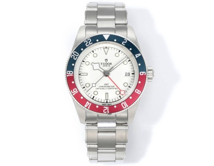 帝舵碧灣系列之格林尼治型腕表。以傳統設計融合格林尼治“可樂圈”經典，成就此復古運動的腕上佳品。
 1：完美還原41mm直徑的啞光拉絲外殼，斜邊經由拋光潤飾，不刮手，極致實現原版硬朗流暢的線條。可雙向旋轉的“紅藍可樂圈”採用陽極氧化鋁所制（材質對應原版）！
2：鏡面採用藍寶石水晶玻璃，還原正品復古懷舊的鍋蓋造型
3：此次升級錶帶表扣，微拉扣設計，同步原裝的“鉚釘”不鏽鋼錶帶，打磨精細，採用實心鏈節，兩側鏈節以鉚釘頭連接，呈現獨特的階梯形結構，錶帶邊緣及表扣圓潤不鋒利，佩戴便捷，上手舒適
