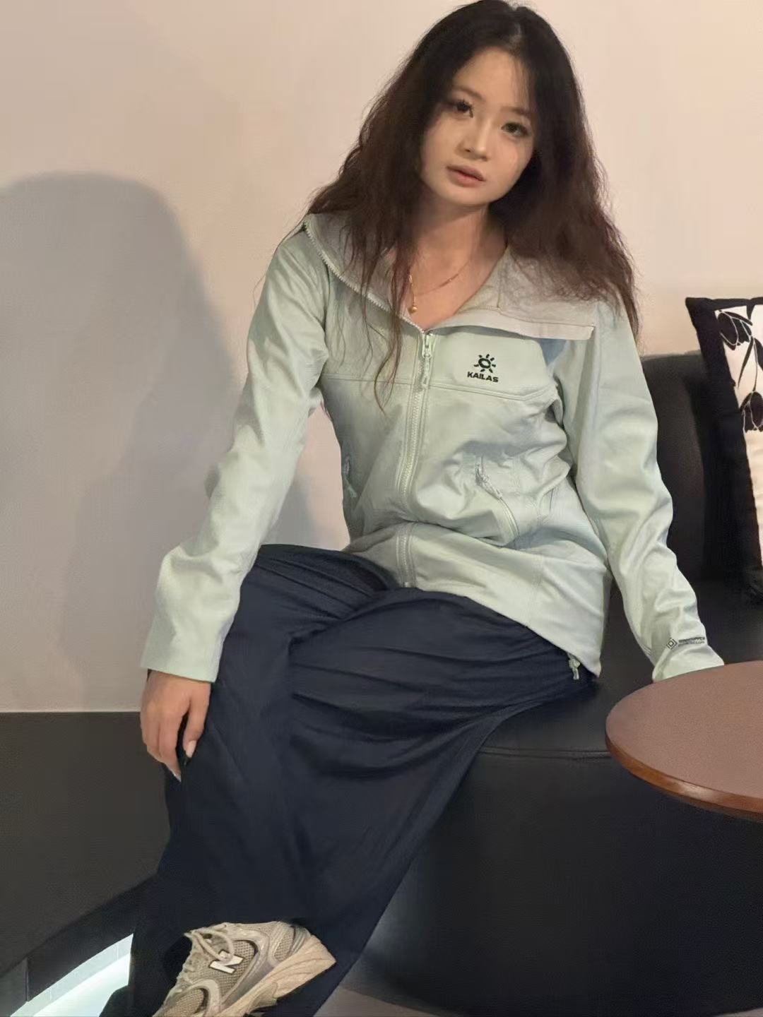 🔝KAILAS 凯乐石 M8 IC 运动户外登山徒步防风防泼保暖透气薄绒软壳拉链外套

某物在售同款 市面最好的货！ 全身压胶工艺 内里薄绒与鸟家伽马MX版型做工设计基本一致！

kailas自研科技面料 外层防风防水防冰内里采用中空保暖面料 立体薄绒 轻盈亲肤 保暖透气 有效抵挡在户外遇到的任何情况！ 前胸贴合口袋压胶 腋下一整片裁片的平车走线加压胶工艺 防止湿气冷气入侵的时候 衣服表面更加平整 大厂精湛做工 无可挑剔！
 3D风雪帽加中高帽领的设计 更有效防护颈部脸部冷风灌入且不遮挡视线