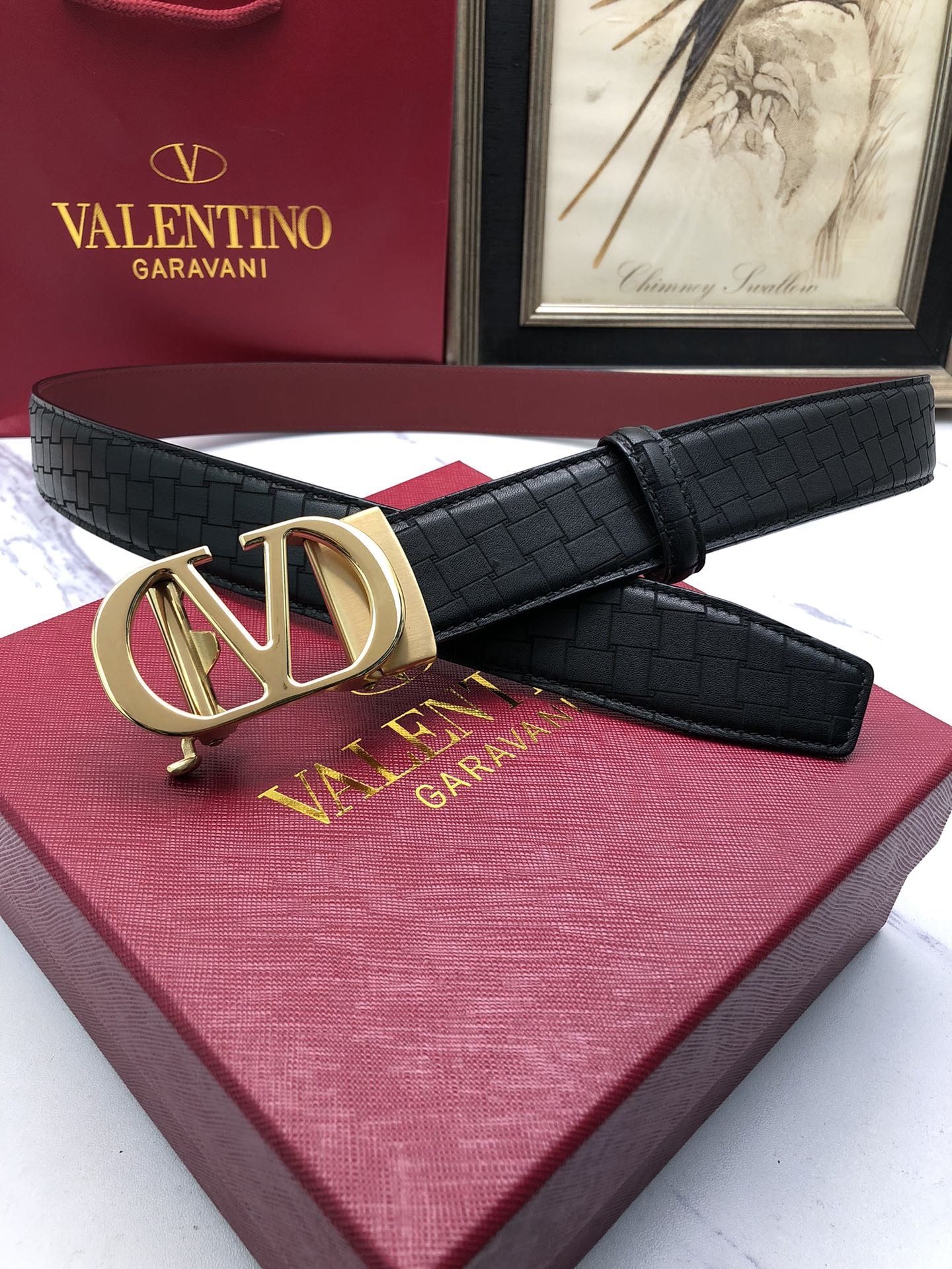 華倫天奴：原單頭層牛皮燙印花紋面，內襯頭層小牛皮底，搭配原單自動扣，可裁剪的自動帶，此款腰帶面雙採用意大利原定廠制進口牛皮帶身 ，對專版櫃足寬3.5