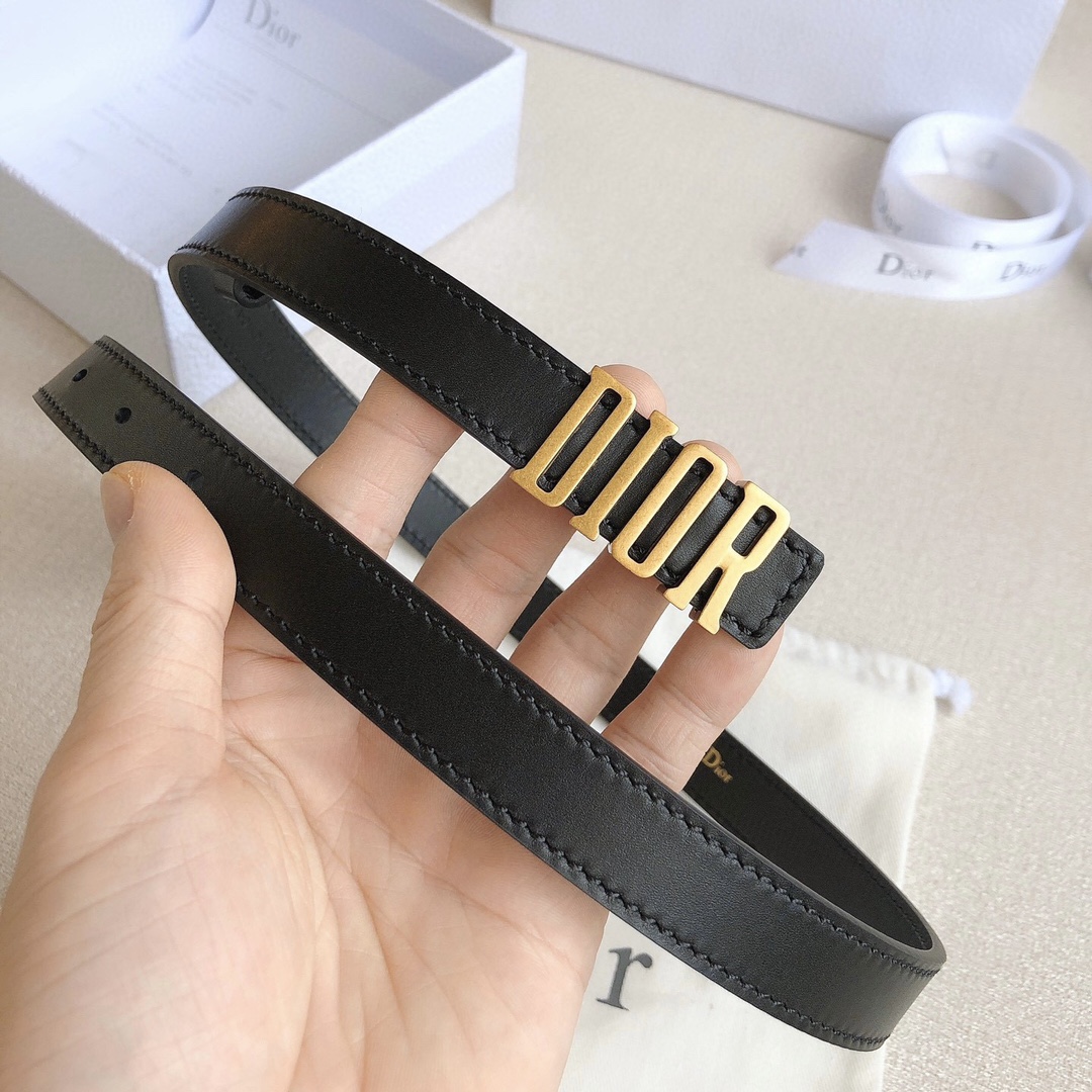 迪奧 女款腰帶，寬：2.0cm ，帶身雙面採用原版皮製作，與包包同系列 配仿古銅金屬扣頭，時尚俏皮，女神必備