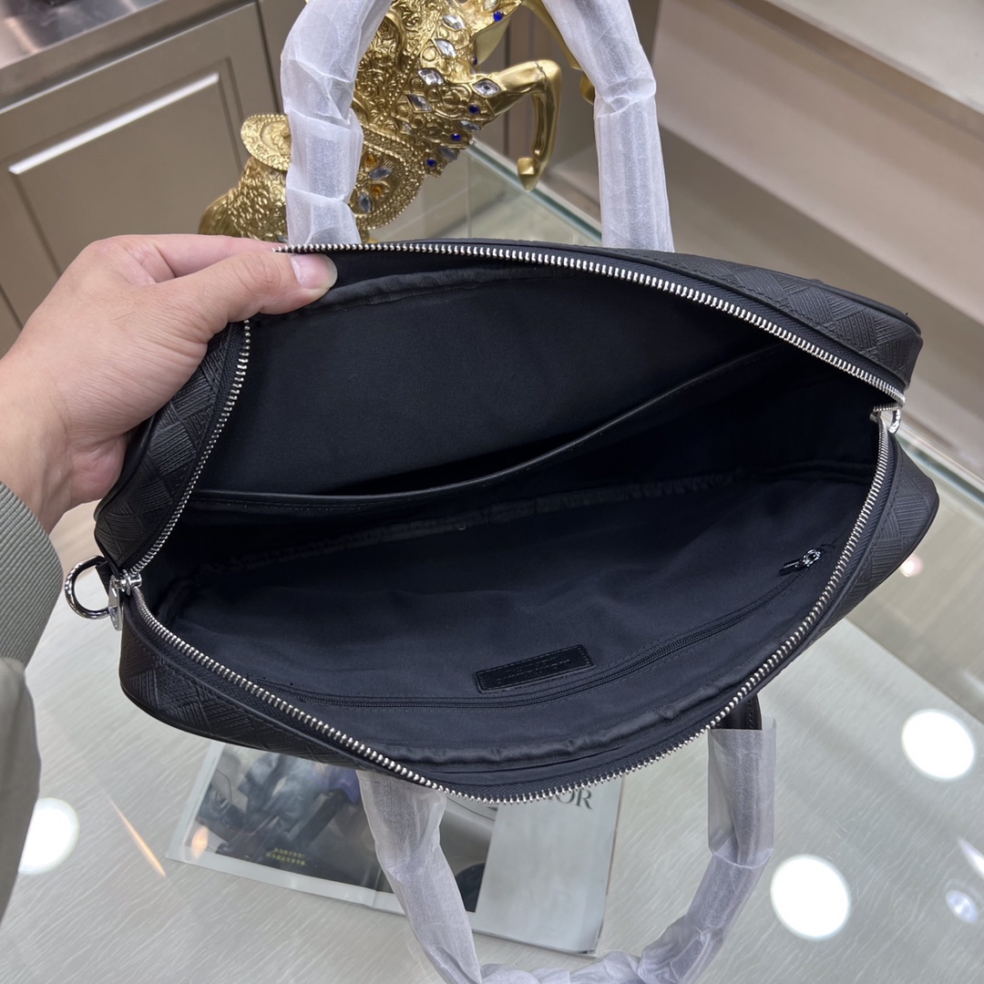 新品 ：Montblanc lnternational（萬寶龍）🔥最新款公文包，不但包型做得好，而且品質也非常精細，採用進口牛皮，半定型設計，款式簡單大方[色][勾引][勾引]
型號 : 231116-1
尺寸 : 38-28-7