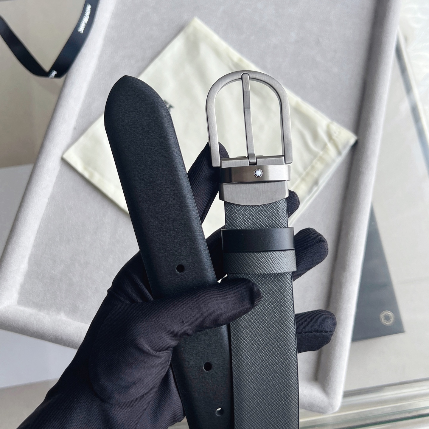 馬蹄形帶扣黑色/棕色雙面皮帶（35毫米）
馬蹄形閃亮鍍釕帶扣。可調節長度，3.5cm黑色和棕色雙面皮帶。打造經典靈動造型。
貨號 錶帶描述 黑色和棕色雙面牛皮皮帶 皮革圖案 金屬圓環上飾有萬寶龍六角白星 標識 搭扣裝置 易開啓裝置，可調節皮帶長度
搭扣形狀 馬蹄形主要顏色 黑色 | 棕色 搭扣類型 針扣式表扣