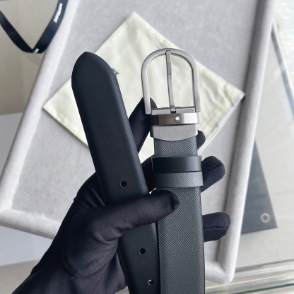 馬蹄形帶扣黑色/棕色雙面皮帶（35毫米）
馬蹄形閃亮鍍釕帶扣。可調節長度，3.5cm黑色和棕色雙面皮帶。打造經典靈動造型。
貨號 錶帶描述 黑色和棕色雙面牛皮皮帶 皮革圖案 金屬圓環上飾有萬寶龍六角白星 標識 搭扣裝置 易開啓裝置，可調節皮帶長度
搭扣形狀 馬蹄形主要顏色 黑色 | 棕色 搭扣類型 針扣式表扣