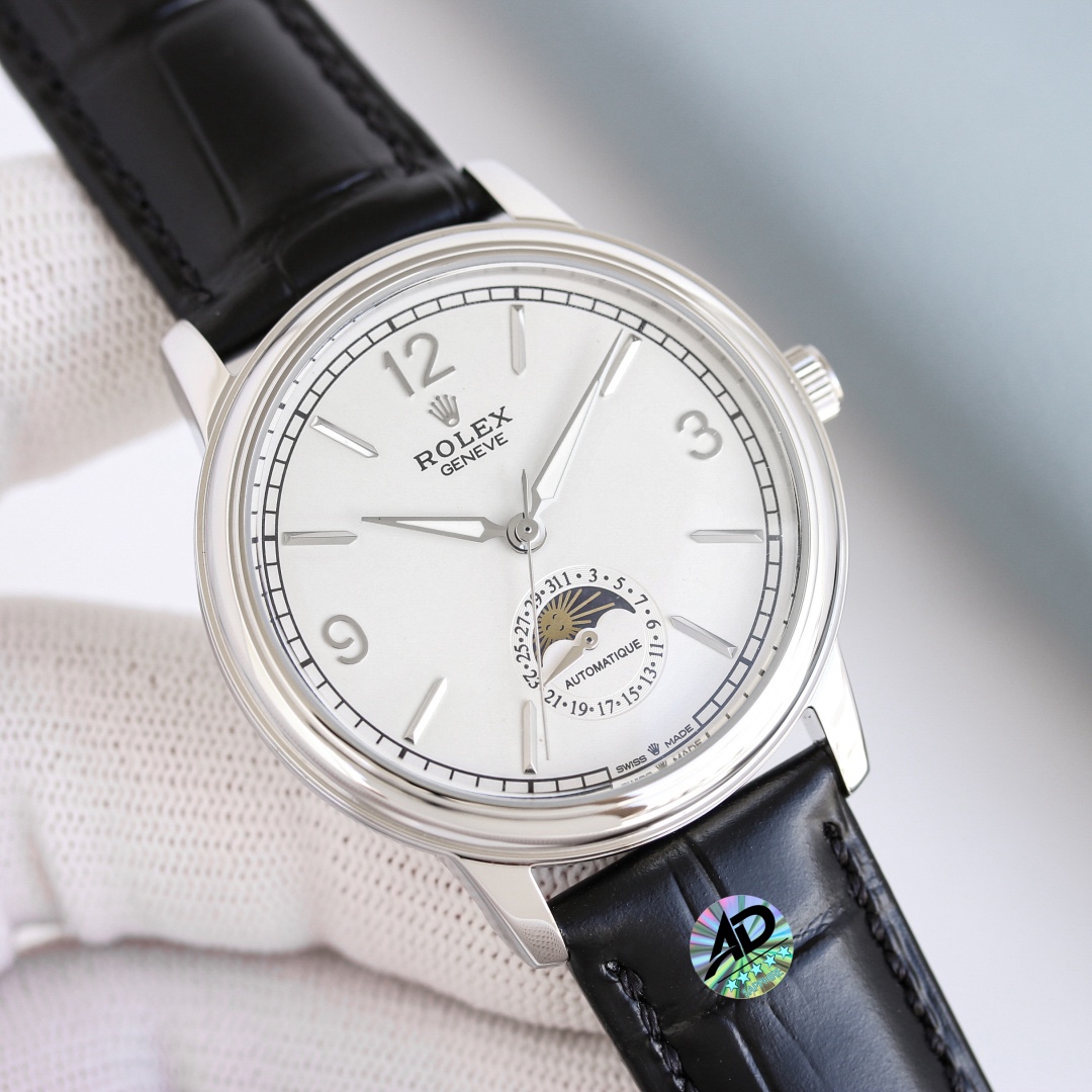 最新力作，市場最高版本最新推薦款，勞力士👑切利尼月相系列.男士腕表簡單不失大氣[勝利]搭載精准瑞士ETA2824-2機芯（6字位真日曆與24小時日月星辰功能）40mm表徑，316精鋼表殼，耐磨抗刮藍寶石玻璃，原裝品質針扣，具備超強防水功能，搭配意大利牛皮讓手腕更貼合舒適！TW工廠出品的勞力士充分體現了高級制表業最純粹的傳統！適合各種商務場合，簡斂精緻不失優雅！