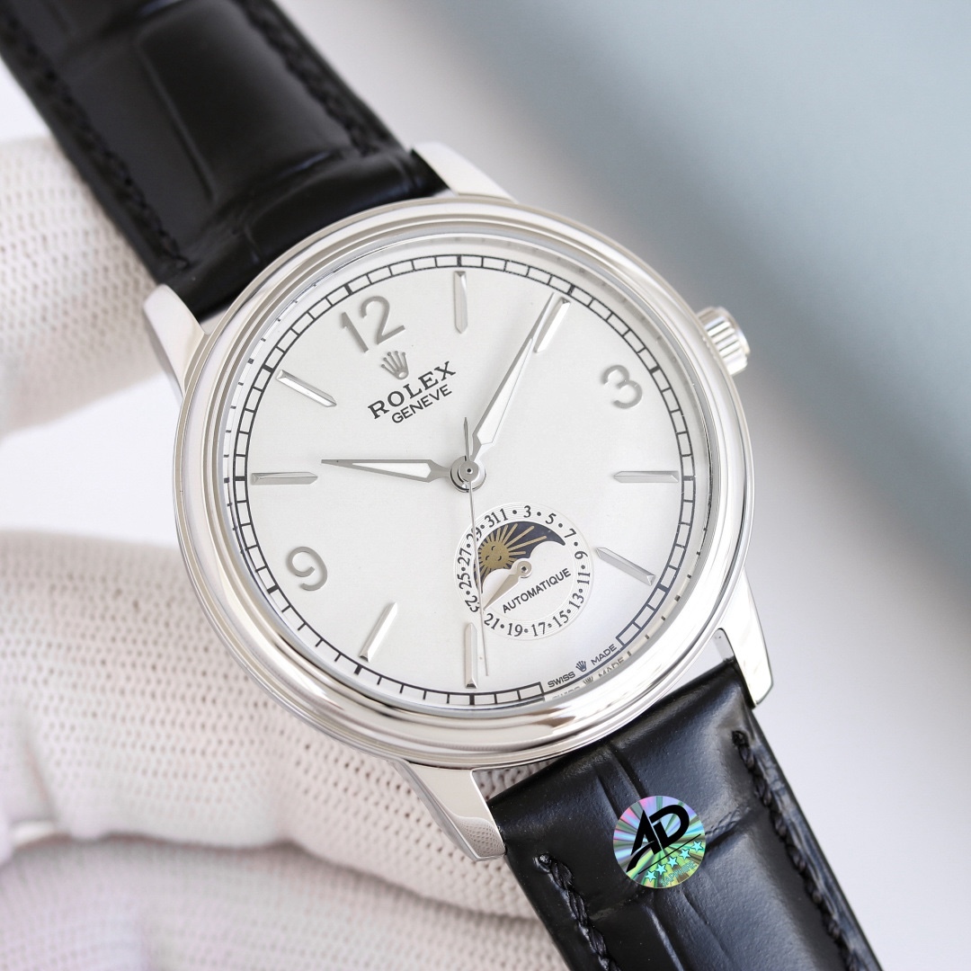 最新力作，市場最高版本最新推薦款，勞力士👑切利尼月相系列.男士腕表簡單不失大氣[勝利]搭載精准瑞士ETA2824-2機芯（6字位真日曆與24小時日月星辰功能）40mm表徑，316精鋼表殼，耐磨抗刮藍寶石玻璃，原裝品質針扣，具備超強防水功能，搭配意大利牛皮讓手腕更貼合舒適！TW工廠出品的勞力士充分體現了高級制表業最純粹的傳統！適合各種商務場合，簡斂精緻不失優雅！