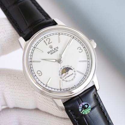 最新力作，市場最高版本最新推薦款，勞力士👑切利尼月相系列.男士腕表簡單不失大氣[勝利]搭載精准瑞士ETA2824-2機芯（6字位真日曆與24小時日月星辰功能）40mm表徑，316精鋼表殼，耐磨抗刮藍寶石玻璃，原裝品質針扣，具備超強防水功能，搭配意大利牛皮讓手腕更貼合舒適！TW工廠出品的勞力士充分體現了高級制表業最純粹的傳統！適合各種商務場合，簡斂精緻不失優雅！