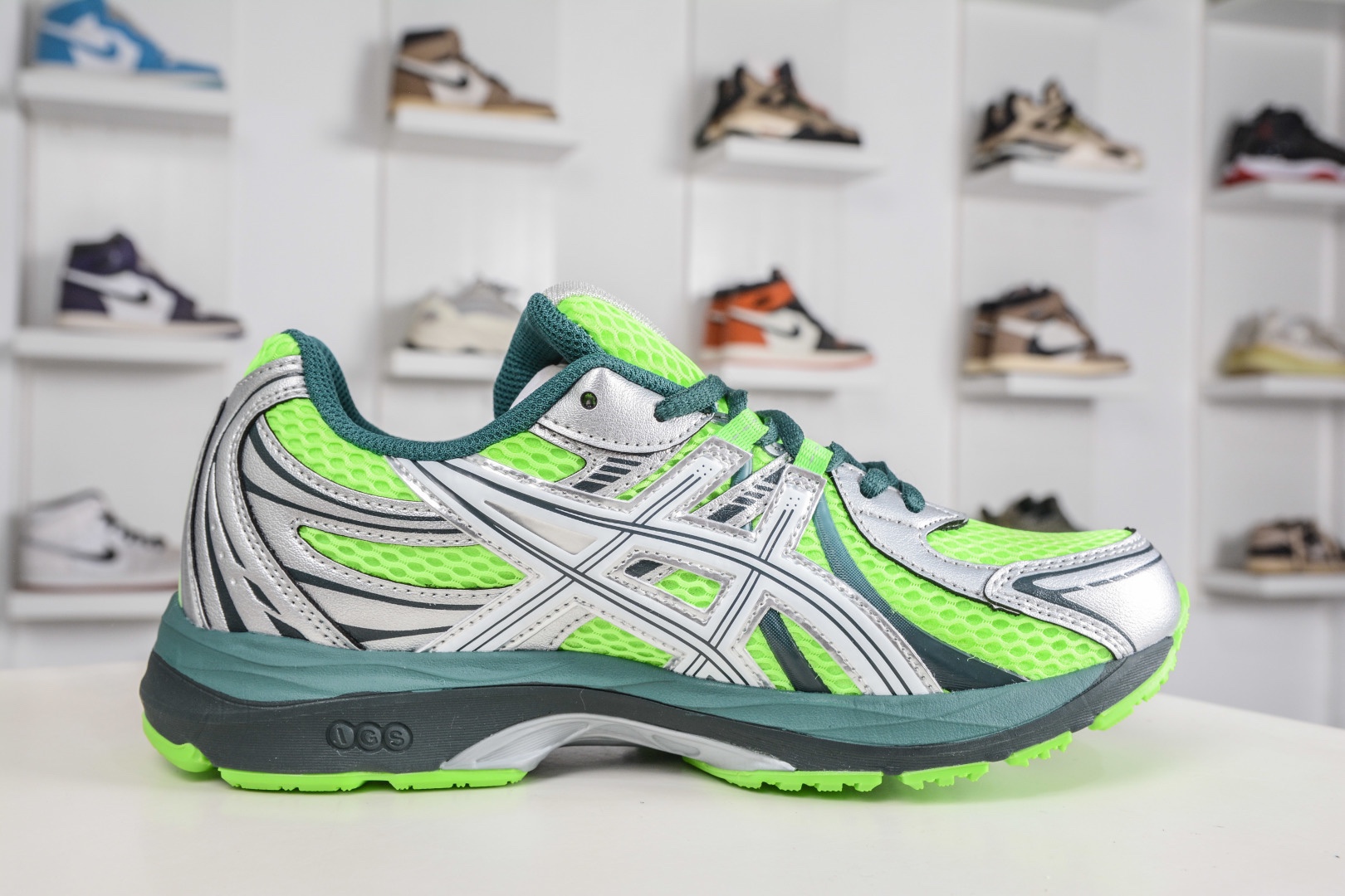 Asics Gel-Sekiran 亞瑟士 時尚舒適復古休閒運動跑步鞋
貨號：1203A954 300
尺碼:36 37 37.5 38 39 39.5 40.5 41 42 42.5 43.5 44 45