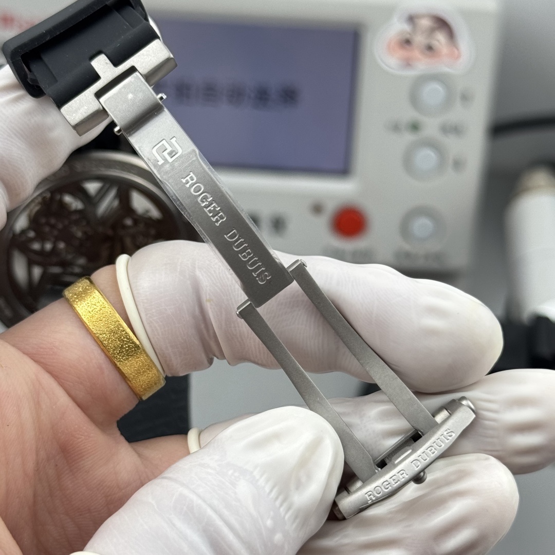 『新廠-NEW Factory』王者歸來唯一鈦金屬表殼.型號：RDDBEX0479腕表，這款腕表極具羅傑杜彼品牌代表性的設計，星型的框架設計，凱爾特十字架形陀飛輪，配有秒盤和小秒針，更顯機械感，幾乎一眼就可識別。表殼直徑45mm，厚度13.5毫米，搭載海鷗定制RD505SQ手動上鏈機芯，機芯上夾板與魚鱗紋打磨在內的各種超卓精修。          
（非市面其他小廠可比）
1.表殼：鈦合金表殼與原裝同步
2.機芯：一體陀飛輪機芯以六方位精准調校。儲能動力長達：50小時，機芯的主夾板和輪隙與原裝一致，