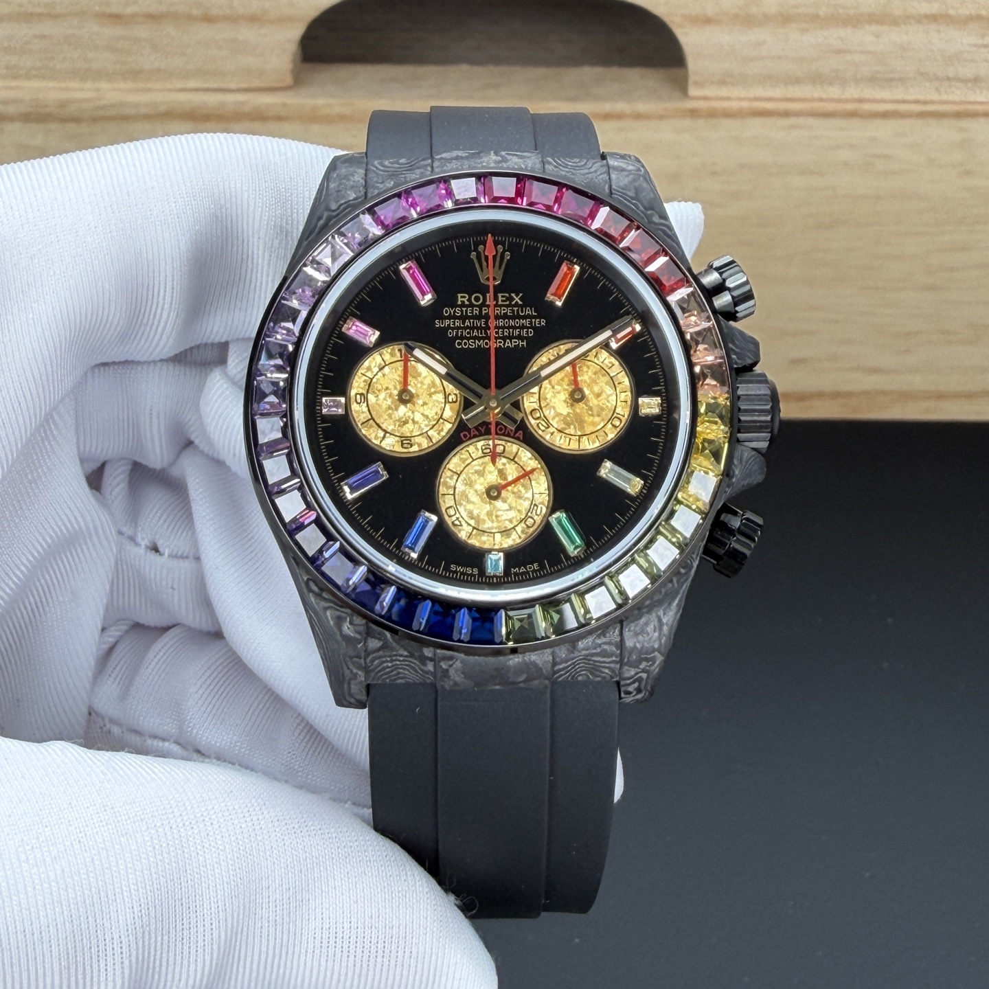 BLAKEN 頂配升級｜彩虹鑽·鉑金眼睛 4代迪通拿
BLAKEN Top Custom • Rainbow Diamond • Platinum Eye
Rolex Daytona 4th Gen 🔥
40mm 全碳纖維高端款｜實拍質感拉滿
Full Carbon Fiber • 40mm High-End Quality
✅ 72H Long Power Reserve
搭載4130一體機芯，72小時長續航，穩定耐用
✅ 魔術貼便攜式錶帶，佩戴方便快捷
Velcro portable strap •