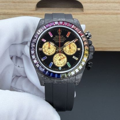 BLAKEN 頂配升級｜彩虹鑽·鉑金眼睛 4代迪通拿
BLAKEN Top Custom • Rainbow Diamond • Platinum Eye
Rolex Daytona 4th Gen 🔥
40mm 全碳纖維高端款｜實拍質感拉滿
Full Carbon Fiber • 40mm High-End Quality
✅ 72H Long Power Reserve
搭載4130一體機芯，72小時長續航，穩定耐用
✅ 魔術貼便攜式錶帶，佩戴方便快捷
Velcro portable strap •