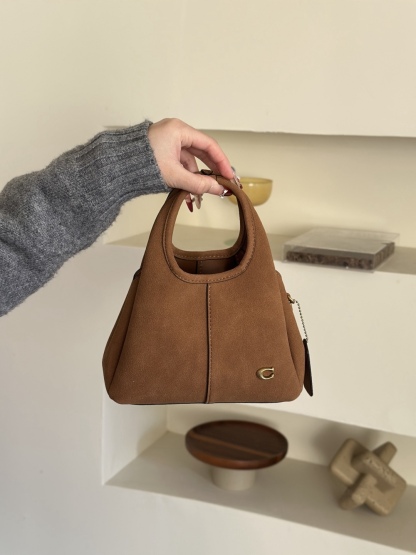 Coach新款首發🔥Lana19 mini號
尺寸：19✖️17cm
精緻小巧，簡約時尚
可手拎，可斜挎 ☑️小號 麂皮棕色
尺寸：19✖️17cm