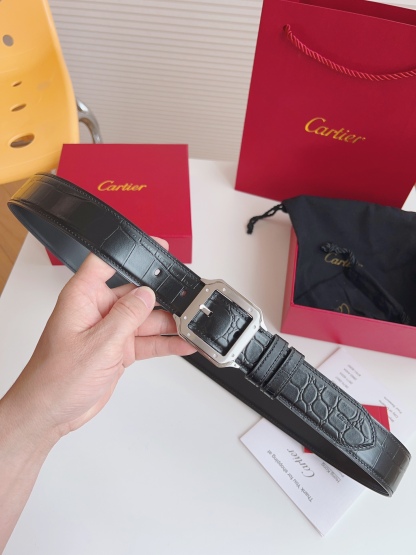 
Cartier（卡地亞）憑借匠心傑作展現與眾不同的美感，融合精湛工藝與經典設計，演繹雋永風格；瀟灑不羈，果敢獨立！此款式易搭配服飾；休閒正裝兩相宜。皮帶寬度：35mm