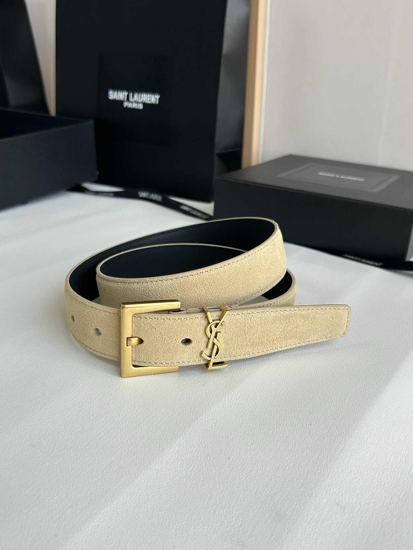 聖羅蘭 女士腰帶，進口小牛皮 配以CASSANDRE 標識腰帶環。古銅色金銀五金可選。精緻優雅的設計，寬度3.0cm