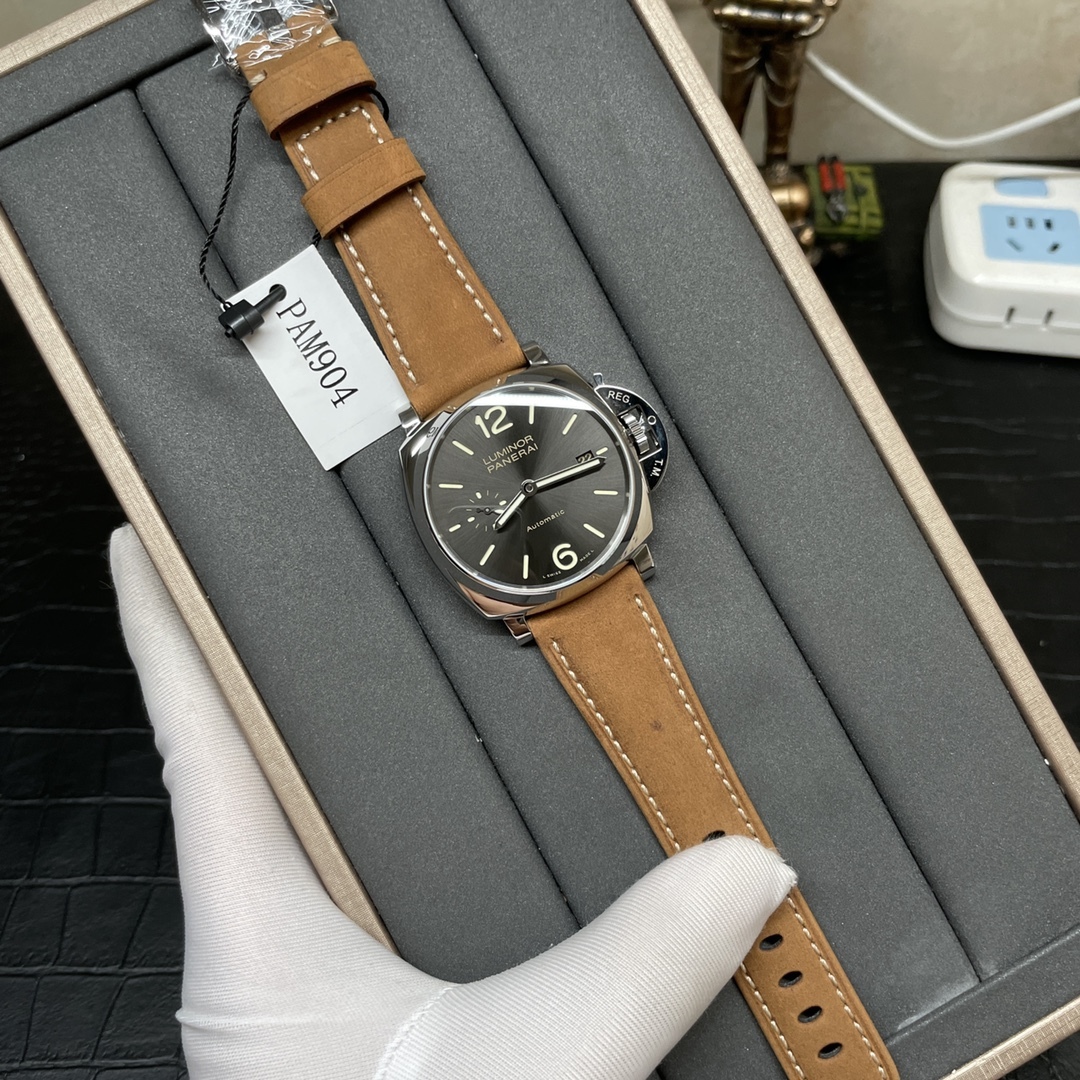 VS新品：沛納海 PAM904整個殼身厚度得以降低近四成！不設限，最纖薄！不循規，42mm男女可佩戴！太陽放射紋錶盤活力優雅，纖薄身軀佩戴輕便舒適，金針設計精巧簡約大氣。適合亞洲人手腕!