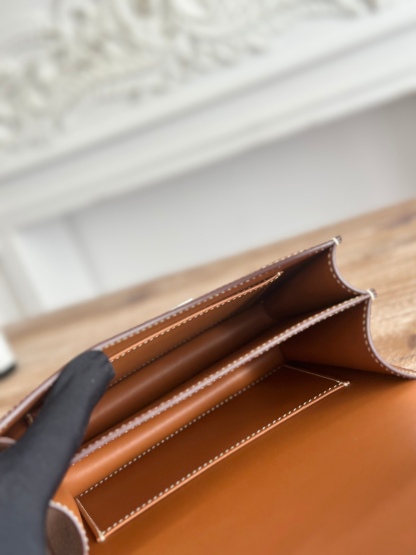 康康  空姐包  
constance  19cm  
epsom掌紋小牛皮  半收工  蠟線縫製