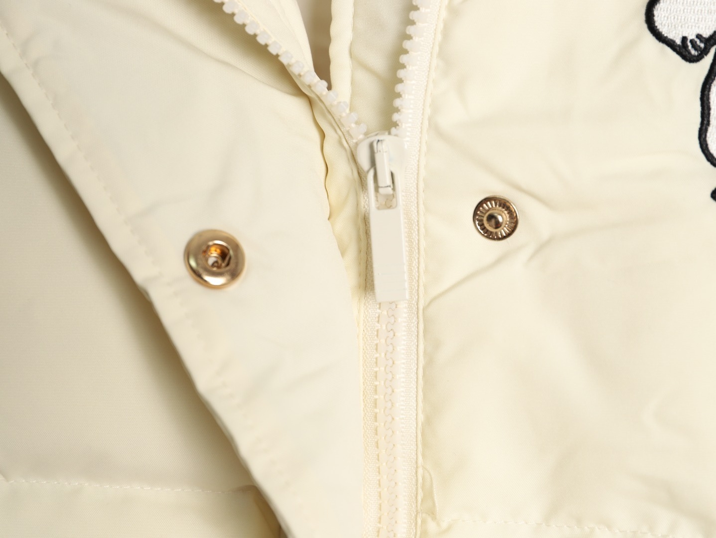 THOM BROWNE/湯姆布朗TB 四槓小狗長款羽絨服
採用進口90鴨絨填充 內外里加雙層內膽不會跑毛 高密度防風抗寒功能性面料 手感柔軟舒適  工藝更是精湛 嚴防鑽絨 採用國際先進的真空充絨技術 增加空氣隔層 不損傷羽線 能保持羽原有的柔軟性、彈性及手感 將羽絨的保暖性發揮到最佳！
N Size：S-M