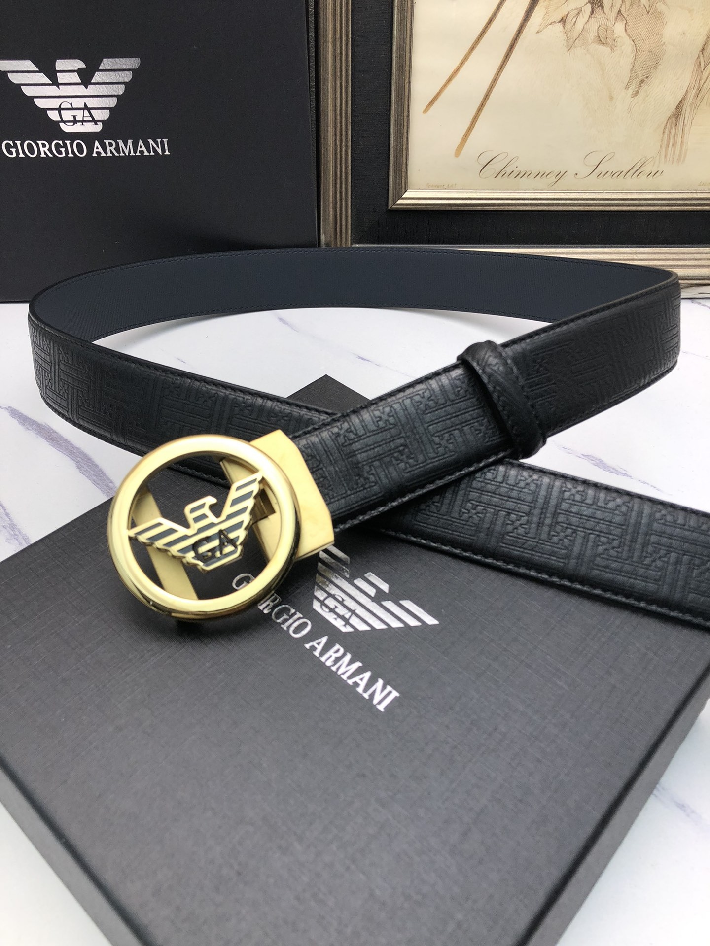 阿曼妮：原單頭層牛皮燙印花紋面，內襯頭層小牛皮底，搭配原單自動扣，可裁剪的自動帶，此款腰帶面雙採用意大利原定廠制進口牛皮帶身 ，對專版櫃足寬3.5