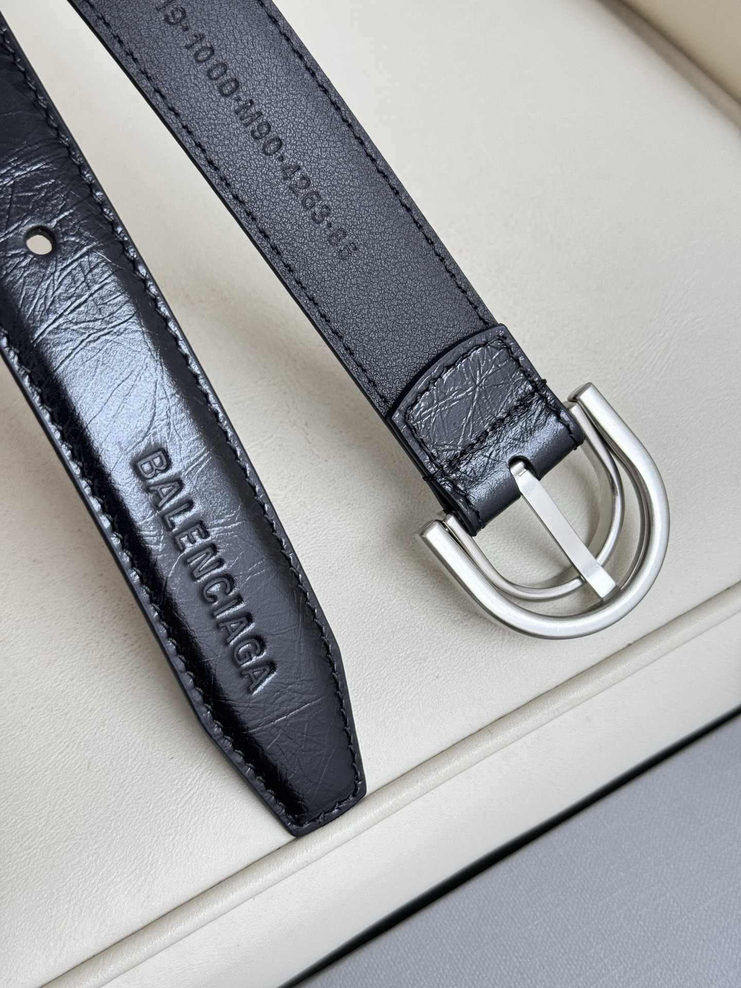 巴黎世家（Balenciaga）寬度2.5cm 是法國的奢侈品牌，作為時尚界最具影響力品牌之一的地位。設計師源於：都市時尚潮流獨特的設計風格，採用進口小牛皮製作；搭配純銅復古五金，使其更具魅力。值得擁有的百搭精品