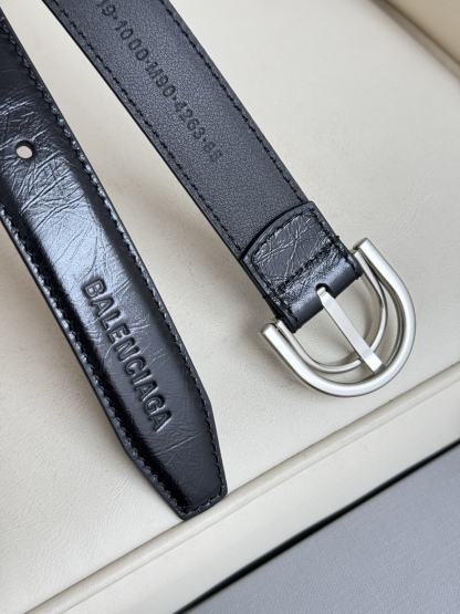 巴黎世家（Balenciaga）寬度2.5cm 是法國的奢侈品牌，作為時尚界最具影響力品牌之一的地位。設計師源於：都市時尚潮流獨特的設計風格，採用進口小牛皮製作；搭配純銅復古五金，使其更具魅力。值得擁有的百搭精品