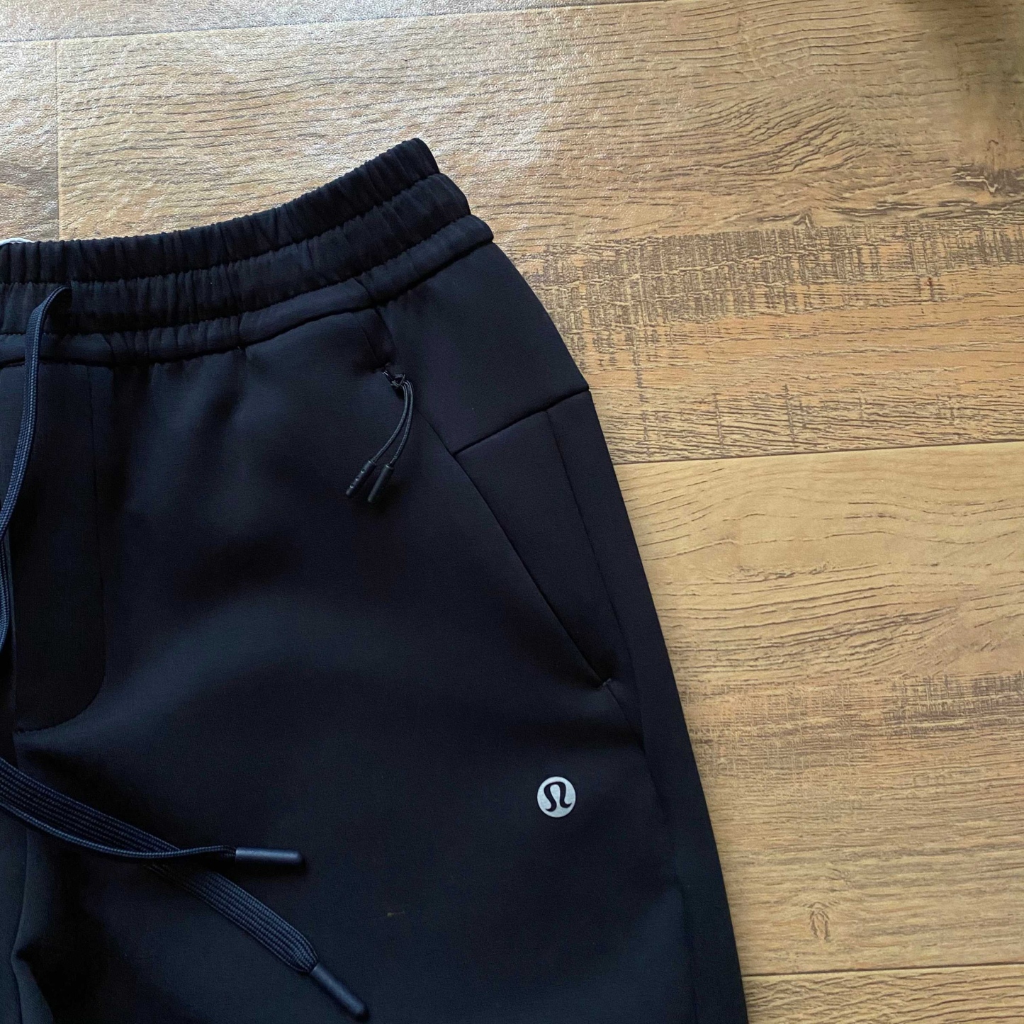 lululemon 露露  2026年春秋季新款男空氣棉休閒長褲  鬆緊腰帶 男士休閒運動衛褲！經典時尚款，客供彈力空氣層面料，軟糯垂彈，舒適透氣！採用空氣棉面料，上身絲滑，柔軟親膚，舒適透氣，不起球，不褪色，耐洗耐穿，上身百搭，不臃腫！做工精細，品質保證！精美logo燙印，兩側隱藏拉鍊口袋，做工細節都非常不錯，上身簡約百搭！立腰部鬆緊抽繩，兩側拉鍊口袋，做工走線整齊密集，高品質精品貨，空氣層面料定織定染，無色差。寬松版型，不挑腿型，更加遮肉顯瘦，烘托休閒隨意舒適的氣氛，不管怎麼穿搭都好看！