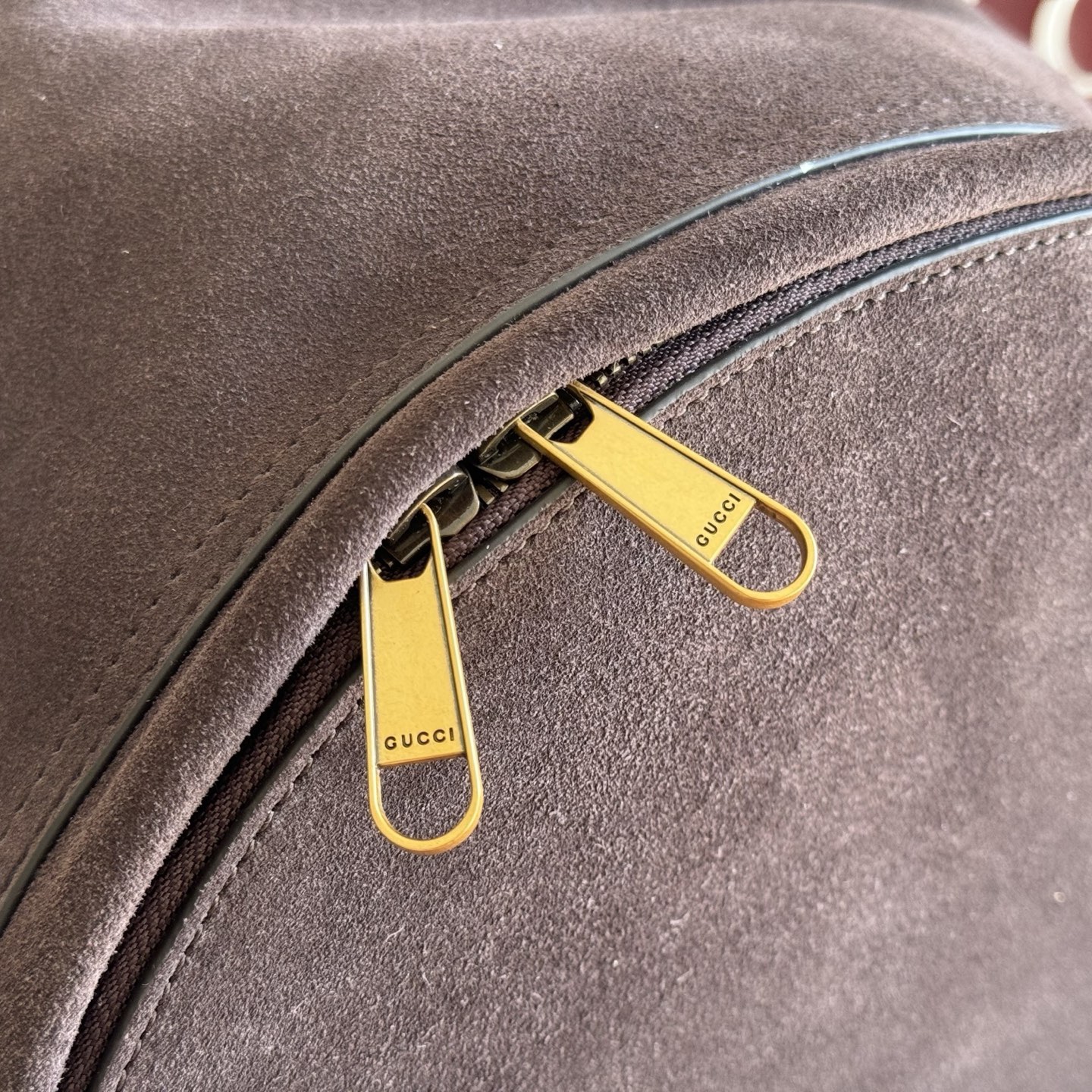 💋💋💋《配全套原廠專櫃包裝》【新品】Ophidia系列匠心選用白色配色，搭配經典廓形與新增功能性設計，甄選觸感柔軟的織物打造。這款背包以柔軟GG Supreme材質打造，匠心綴飾雙G標識和紅綠織帶細節。
