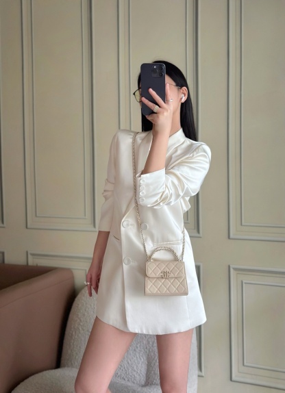 Chanel 25S 新款本季 最火的小球牛皮Kelly 手柄包
這顆絕對是黑馬
第一眼看到就深深愛上💕
顏值不必說 直接閉眼入不會錯
很好打理 也是百搭型
實現了單背斜挎腋下背手拎的效果📷
簡直就是福音〰️
很精緻 值得珍藏🔝

五金：全鋼18K淺金
皮料：獨家Haas小牛皮
尺寸：𝟏𝟒.𝟓*𝟏𝟏.𝟓*𝟓.𝟓 𝚌𝚖
型號：AS3237