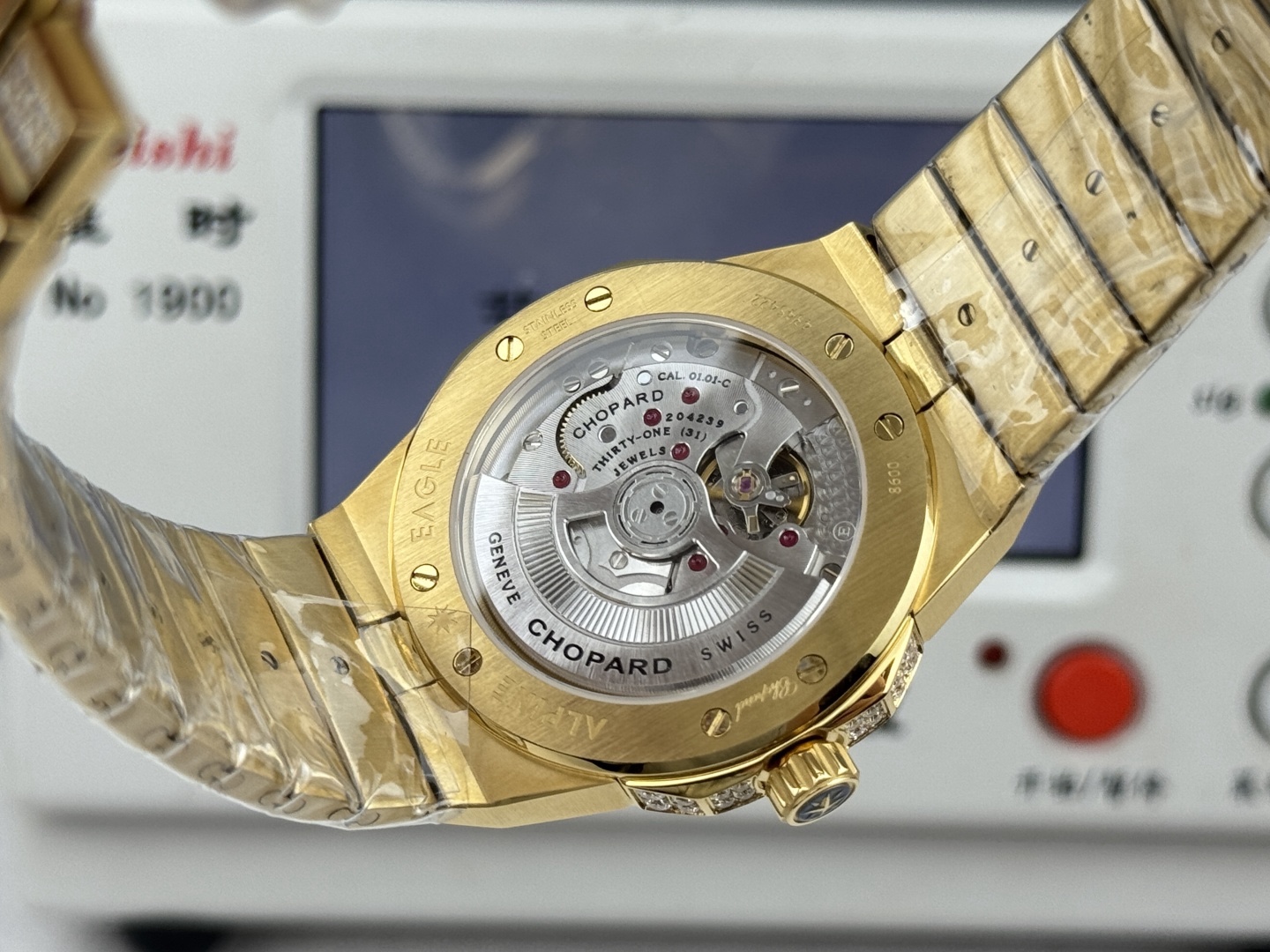 Factory 獨家力作👍
蕭邦AlpineEagle雪山傲翼系列
🌈彩T鑽🌟變色龍🦎滿天星✨限量款及隱藏款首推
如炬目光，比擬暗夜星芒⛰️於山川湖海間🌊洞見紳士願景與磅礡未來👔
尺寸：原裝一致41mmX9.7mm
機芯：9015改Chopard 01.01-c
錶鏈：獨家原版開模金磚型鏈節一體式錶鏈
岩石紋錶盤，鍍銠羅馬數字，時針及分針時標均覆以Super-LumiNova® X1級螢光塗層
致獻當代“雄鷹”，志存高遠之人在日常生活中超邁群倫，其視野啓迪人心、昇華情志。憑借遠見和決心，