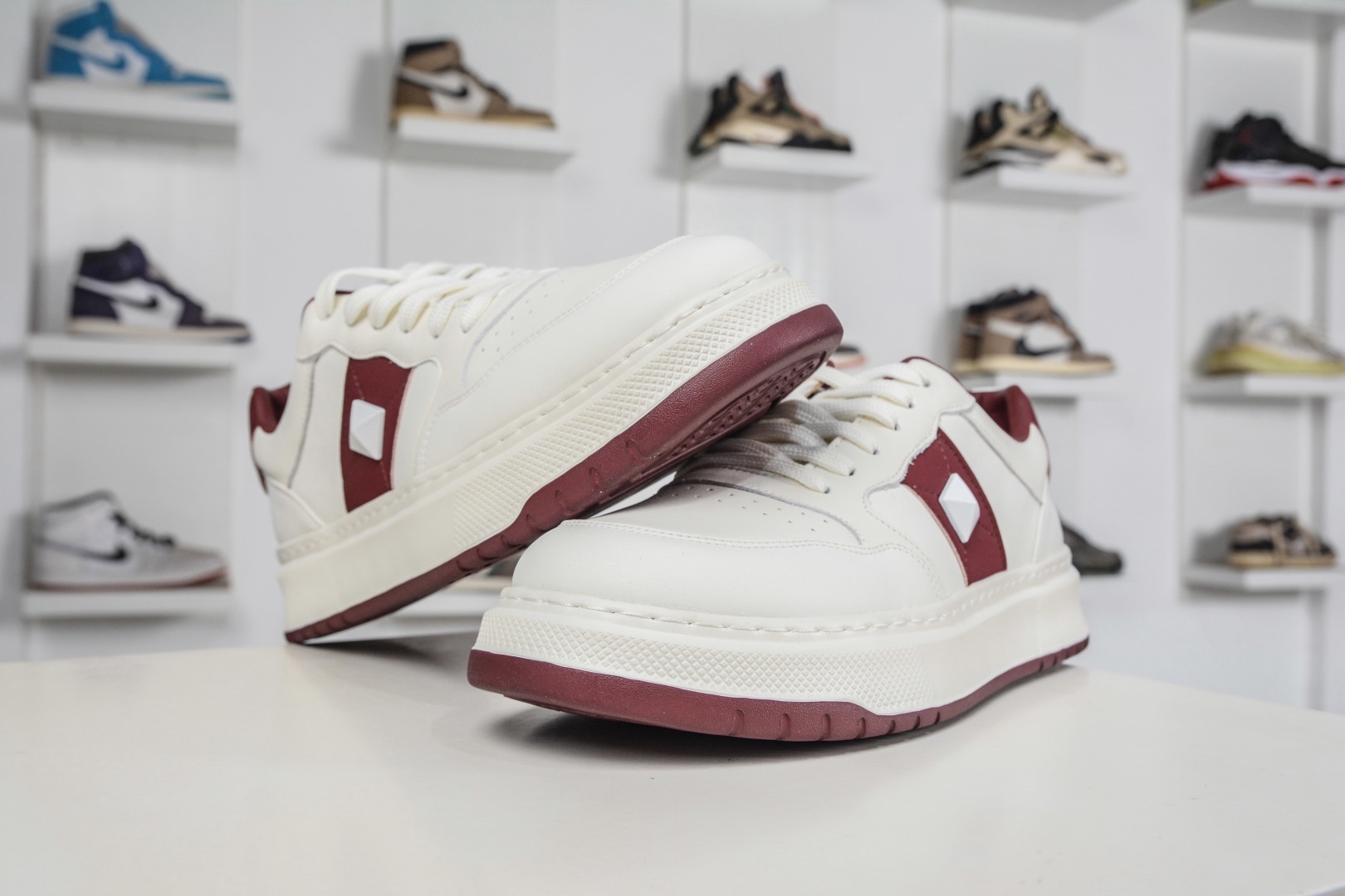 Valentino 華倫天奴 Rockstud untitled 厚底休閒鉚釘小白鞋 
尺碼：39 40 41 42 43 44（皮鞋碼）