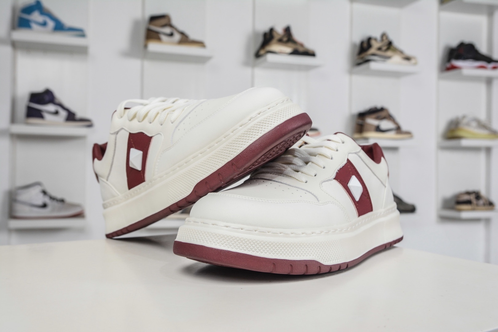 Valentino 華倫天奴 Rockstud untitled 厚底休閒鉚釘小白鞋 
尺碼：39 40 41 42 43 44（皮鞋碼）