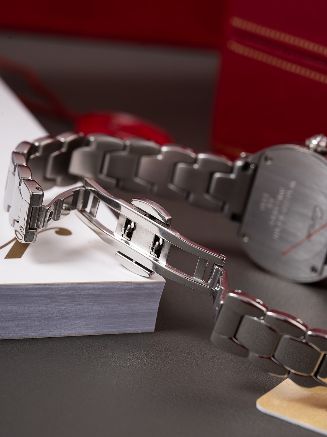 全新第6代升級版全面到貨，🎀🎀
CARTIER 卡地亞-—Tortue（龜形）🎮1480系列全面升級版到貨（此次更新底蓋蝕字加深，整體更接近原裝字體，皮表則升級為原版頭層意大利🇮🇹小牛皮、匠心打造還原原裝美感）當所有的腕表都是圓形的、Tortue腕表前衛的龜甲形設計元素、開角處的緊箍咒形雙向設計寓意“愛你一萬年”呼應卡家一貫的品牌設計理念，“經過那麼長時間你依舊是我最愛的人”細心挑選每一個八箭八星鑽石，秉著超越傳統追求創新的設計理念，再次成為了經典傳世之作！