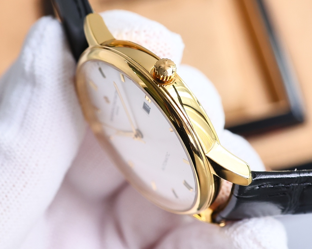 
最新款推薦   市場最高復刻 V4升級版本 江詩丹頓VC傳承系列85180腕表！
1⃣️【表殼】尺寸40MMX9MM，完美圓形的表殼，搭配微孤式表耳設計，使之更加貼合佩戴者的手腕。每一個成品殼套，都需經過MK嚴格的質量把控，方能還原正品獨特的質感。
2⃣️【機芯】9015鋼輪等部件均由MK制表師精工裝飾，自動擺陀更是鍍有18k金，最大限度呈現原裝精湛的工藝水平。
3⃣️【表鏡】前後兩片藍寶石玻璃鏡面，均有防眩暈鍍膜處理。
4⃣️【錶帶】雙層意大利小牛皮，搭配馬耳他十字針扣。🔥AD出品精品不斷🔥