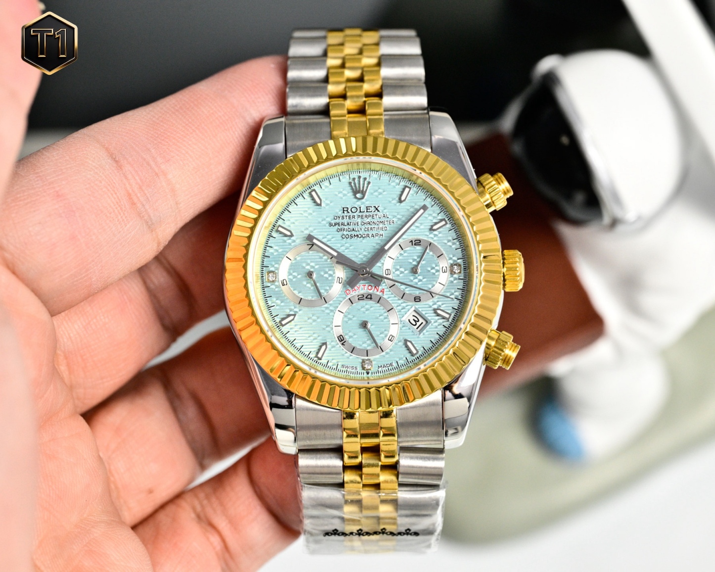 年度新款強力推薦
🔥經典日誌系列-多功能腕表🔥
防表屆最高版本⌚️勞力士⌚️ 複雜系列六針男表[愛心]爆款[愛心] 多功能腕表。
1⃣️搭載原裝進口9100星期月份月相動能功能機芯機械表！
2⃣️錶盤上採用經典獨家高級奢華稜紋 突顯出這款腕表的華貴氣質[呲牙]
3⃣️錶帶採用進口316鋼帶腕表！
4⃣️表鏡採用雙卜藍寶石鏡面！
5⃣️透視底蓋！
6⃣️直徑41毫米，厚度10毫米！
腕表功能匯集星期/月份/日期/月亮/太陽等功能於一身，最佳男士商務腕表真正的標配！為高端腕表的代表之作！
榮譽出品