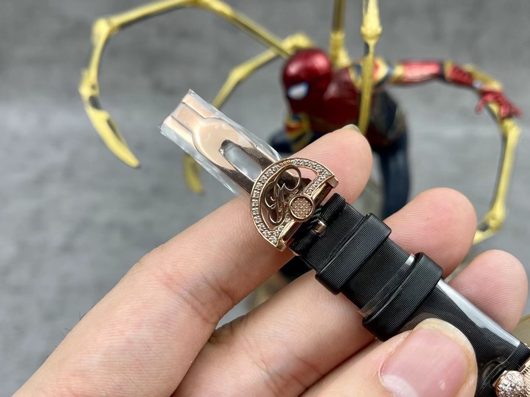 [玫瑰][玫瑰]最強 升級版 頂級 復刻女款 寶璣那不勒斯皇后系列，
【表殼】腕表尺寸分別為中號36.5x28.5毫米 
鵝卵形表殼高雅大氣，表殼外緣飾有錢幣紋。表圈和表殼周圍鑲嵌共117顆施華洛水晶（約0.99克拉）。表冠處鑲有一顆梨形晶石（約0.26克拉）
【精彩細節】
1.與原裝吻合，在表殼背部均打有貴金屬標識，效果清晰工整，彰顯腕表檔次。2.穹面玻璃，從側面看不僅有魚眼效果，還能折射鑽石帶來的璀璨光芒，更顯腕表高貴血統。
3.為了達到原裝K金質量的手感，調試了表殼內部結構的配重，做到重量與原版如出