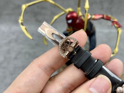 [玫瑰][玫瑰]最強 升級版 頂級 復刻女款 寶璣那不勒斯皇后系列，
【表殼】腕表尺寸分別為中號36.5x28.5毫米 
鵝卵形表殼高雅大氣，表殼外緣飾有錢幣紋。表圈和表殼周圍鑲嵌共117顆施華洛水晶（約0.99克拉）。表冠處鑲有一顆梨形晶石（約0.26克拉）
【精彩細節】
1.與原裝吻合，在表殼背部均打有貴金屬標識，效果清晰工整，彰顯腕表檔次。2.穹面玻璃，從側面看不僅有魚眼效果，還能折射鑽石帶來的璀璨光芒，更顯腕表高貴血統。
3.為了達到原裝K金質量的手感，調試了表殼內部結構的配重，做到重量與原版如出