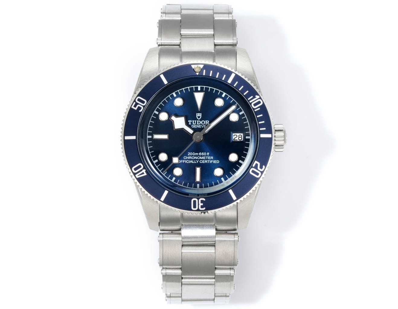 廠帝舵 TUDOR   碧灣系列對於帝舵來說，無疑是一個龐大的產品線，在今年推出了一隻全新的單色碧灣，以絕對的實力被認為是勞力士無歷黑水鬼的平替！今年推出的這只全新單色碧灣，也迎來了碧灣第三次制表科技和煥新美學風格上的革新。
1.新款碧灣迎來新的改革，升級夜光珠，而正品同步凹入式，搭配的是圓拱形藍寶石表鏡，更顯復古感📸 
2.腕表採用不鏽鋼材質打造表殼，經過精細的磨光與磨砂處理，呈現出獨特的質感和光澤度。同勞力士水鬼一樣，表殼採用41毫米尺寸，也是沿襲了“原版”碧灣的直徑，既適合日常佩戴，又能展現出