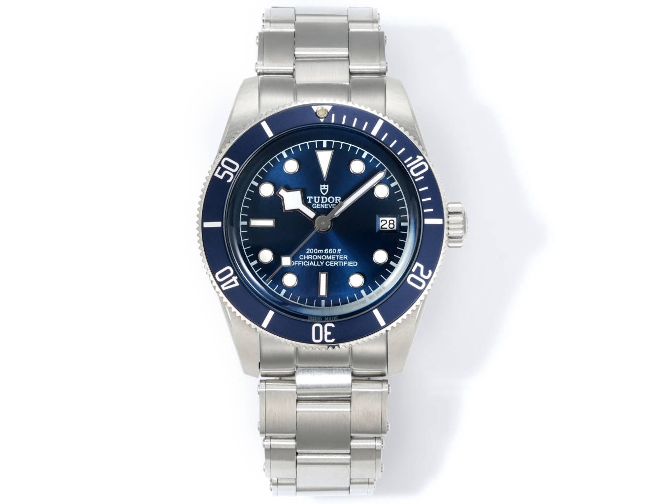 廠帝舵 TUDOR   碧灣系列對於帝舵來說，無疑是一個龐大的產品線，在今年推出了一隻全新的單色碧灣，以絕對的實力被認為是勞力士無歷黑水鬼的平替！今年推出的這只全新單色碧灣，也迎來了碧灣第三次制表科技和煥新美學風格上的革新。
1.新款碧灣迎來新的改革，升級夜光珠，而正品同步凹入式，搭配的是圓拱形藍寶石表鏡，更顯復古感📸 
2.腕表採用不鏽鋼材質打造表殼，經過精細的磨光與磨砂處理，呈現出獨特的質感和光澤度。同勞力士水鬼一樣，表殼採用41毫米尺寸，也是沿襲了“原版”碧灣的直徑，既適合日常佩戴，又能展現出