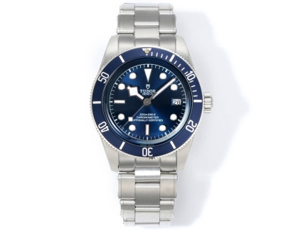 廠帝舵 TUDOR   碧灣系列對於帝舵來說，無疑是一個龐大的產品線，在今年推出了一隻全新的單色碧灣，以絕對的實力被認為是勞力士無歷黑水鬼的平替！今年推出的這只全新單色碧灣，也迎來了碧灣第三次制表科技和煥新美學風格上的革新。
1.新款碧灣迎來新的改革，升級夜光珠，而正品同步凹入式，搭配的是圓拱形藍寶石表鏡，更顯復古感📸 
2.腕表採用不鏽鋼材質打造表殼，經過精細的磨光與磨砂處理，呈現出獨特的質感和光澤度。同勞力士水鬼一樣，表殼採用41毫米尺寸，也是沿襲了“原版”碧灣的直徑，既適合日常佩戴，又能展現出