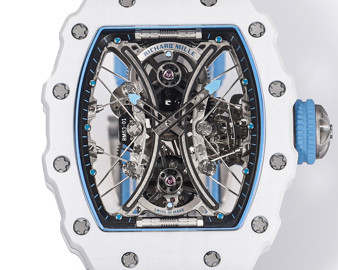 白色TPT石英纖維
【RICHARD MILLE】理查米爾RM53-01 將腕表設計與運動賽事相互結合，完美詮釋了賽場上的勇者堅定信念、頑強拼搏的精神。RM53-01以馬術運動為背景，採用多種高科技材料來抵御運動時帶來的強烈撞擊，從而保證不受破壞、正常運轉。高科技材質打造如同“護具”。“RM 53-01 PABLO MAC DONOUGH”的陀飛輪腕表，此款腕表除具備運動腕表的動感與活力外，還配備了堅固的TPT®碳纖維表殼、層壓藍寶石水晶表鏡以及固定機芯的懸浮式鋼索，有效的降低巨大衝擊、