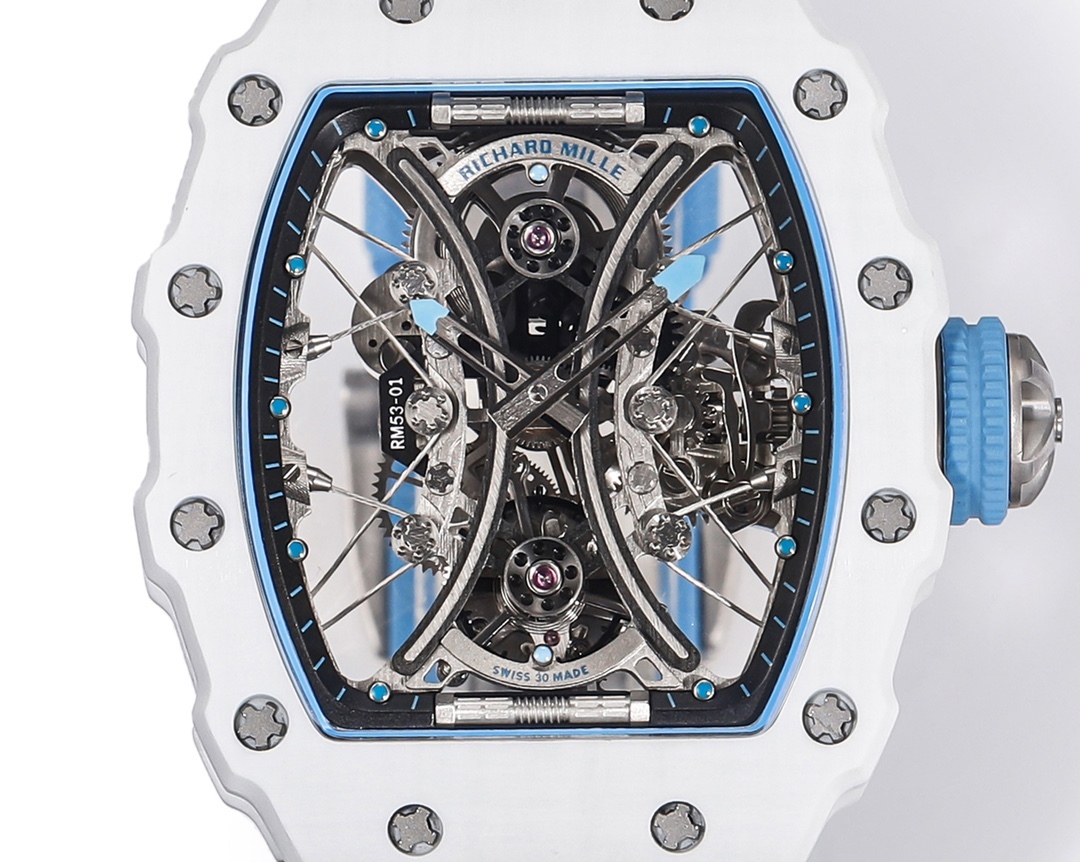 白色TPT石英纖維
【RICHARD MILLE】理查米爾RM53-01 將腕表設計與運動賽事相互結合，完美詮釋了賽場上的勇者堅定信念、頑強拼搏的精神。RM53-01以馬術運動為背景，採用多種高科技材料來抵御運動時帶來的強烈撞擊，從而保證不受破壞、正常運轉。高科技材質打造如同“護具”。“RM 53-01 PABLO MAC DONOUGH”的陀飛輪腕表，此款腕表除具備運動腕表的動感與活力外，還配備了堅固的TPT®碳纖維表殼、層壓藍寶石水晶表鏡以及固定機芯的懸浮式鋼索，有效的降低巨大衝擊、