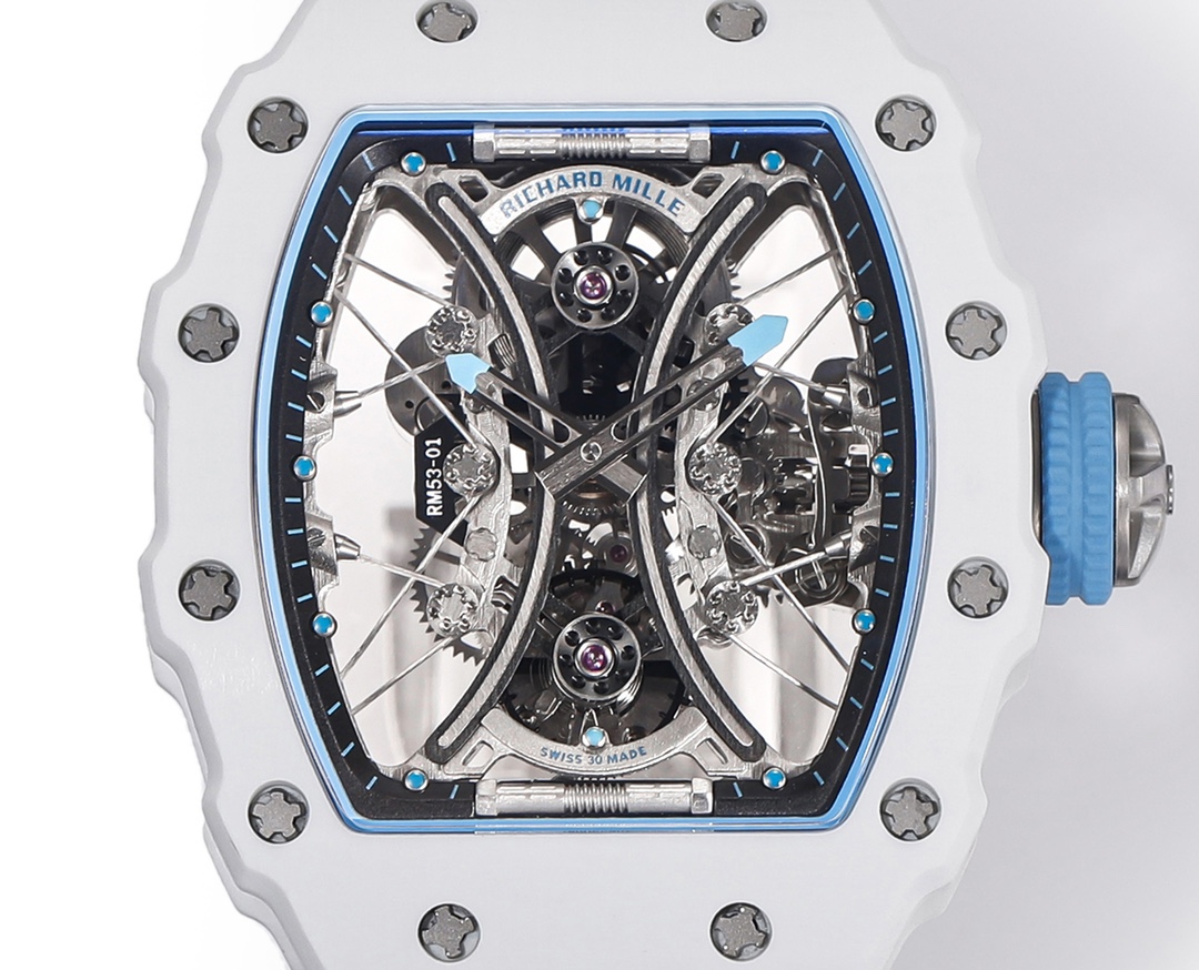 白色TPT石英纖維
【RICHARD MILLE】理查米爾RM53-01 將腕表設計與運動賽事相互結合，完美詮釋了賽場上的勇者堅定信念、頑強拼搏的精神。RM53-01以馬術運動為背景，採用多種高科技材料來抵御運動時帶來的強烈撞擊，從而保證不受破壞、正常運轉。高科技材質打造如同“護具”。“RM 53-01 PABLO MAC DONOUGH”的陀飛輪腕表，此款腕表除具備運動腕表的動感與活力外，還配備了堅固的TPT®碳纖維表殼、層壓藍寶石水晶表鏡以及固定機芯的懸浮式鋼索，有效的降低巨大衝擊、