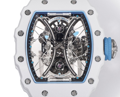 白色TPT石英纖維
【RICHARD MILLE】理查米爾RM53-01 將腕表設計與運動賽事相互結合，完美詮釋了賽場上的勇者堅定信念、頑強拼搏的精神。RM53-01以馬術運動為背景，採用多種高科技材料來抵御運動時帶來的強烈撞擊，從而保證不受破壞、正常運轉。高科技材質打造如同“護具”。“RM 53-01 PABLO MAC DONOUGH”的陀飛輪腕表，此款腕表除具備運動腕表的動感與活力外，還配備了堅固的TPT®碳纖維表殼、層壓藍寶石水晶表鏡以及固定機芯的懸浮式鋼索，有效的降低巨大衝擊、